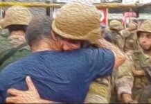 Un soldat fraternisant avec un manifestant.