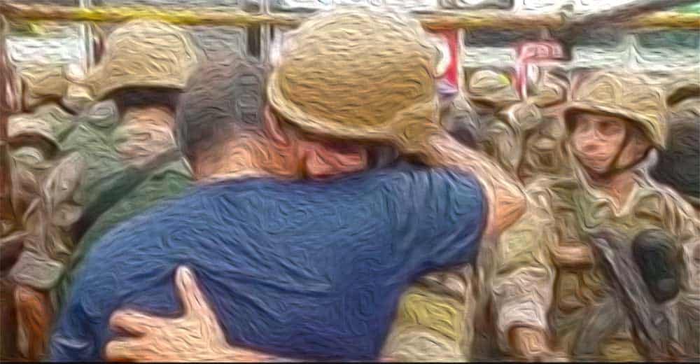 Un soldat fraternisant avec un manifestant.