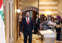 Le Premier Ministre entrant dans la salle de conférence pour annoncer la démission de son gouvernement. Crédit Photo: Dalati & Nohra