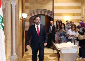 Le Premier Ministre entrant dans la salle de conférence pour annoncer la démission de son gouvernement. Crédit Photo: Dalati & Nohra