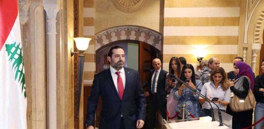 Le Premier Ministre entrant dans la salle de conférence pour annoncer la démission de son gouvernement. Crédit Photo: Dalati & Nohra