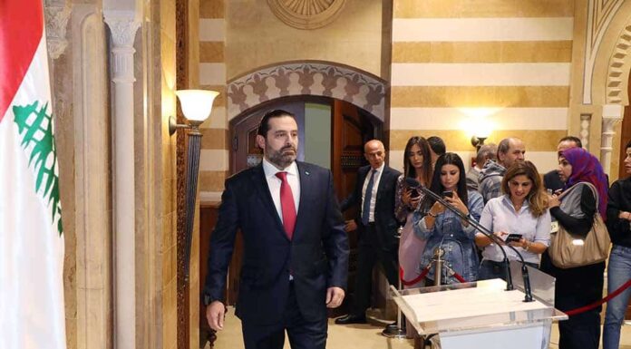 Le Premier Ministre entrant dans la salle de conférence pour annoncer la démission de son gouvernement. Crédit Photo: Dalati & Nohra