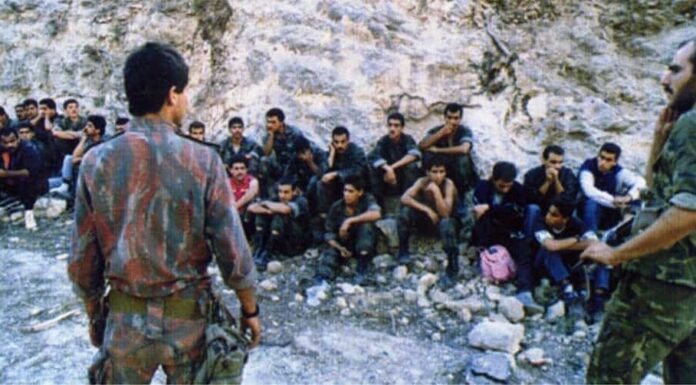 Des soldats Libanais du Général Aoun, prisonniers de l'Armée Syrien, le 13 octobre 1990.