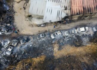 Vue aérienne des dégâts de l'Incendie à Damour.