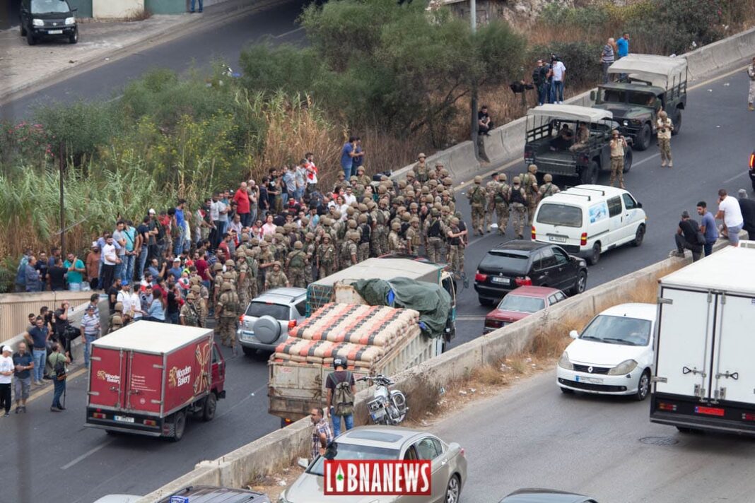 L'Armée Libanaise intervenant à Nahr el Kalb pour rouvrir l'axe de communication entre le Kesrouan et le Metn précédemment fermé. Crédit Photo: Libnanews.com. Tous droits réservés.