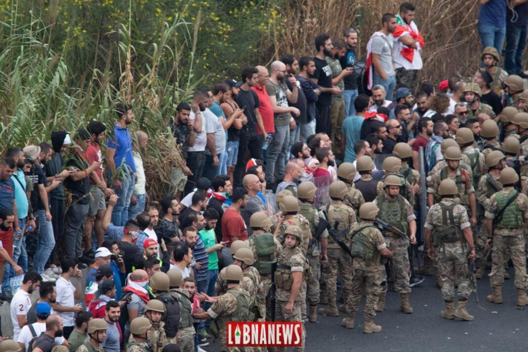 L'Armée Libanaise intervenant à Nahr el Kalb pour rouvrir l'axe de communication entre le Kesrouan et le Metn précédemment fermé. Crédit Photo: Libnanews.com. Tous droits réservés.