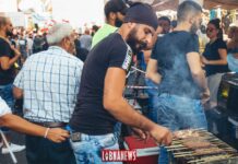 Un manifestant organisant un barbecue au niveau d'un barrage. Crédit Photo: Francois el Bacha pour Libnanews.com. Tous droits réservés.