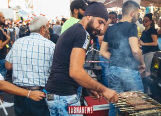 Un manifestant organisant un barbecue au niveau d'un barrage. Crédit Photo: Francois el Bacha pour Libnanews.com. Tous droits réservés.