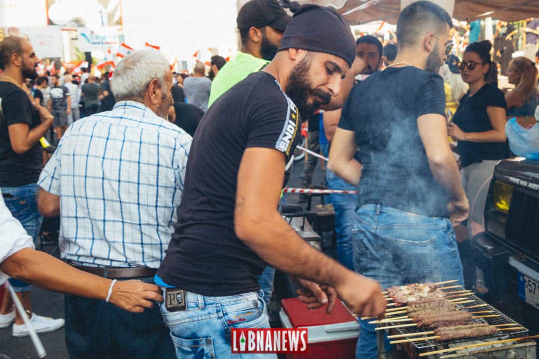 Un manifestant organisant un barbecue au niveau d'un barrage. Crédit Photo: Francois el Bacha pour Libnanews.com. Tous droits réservés.