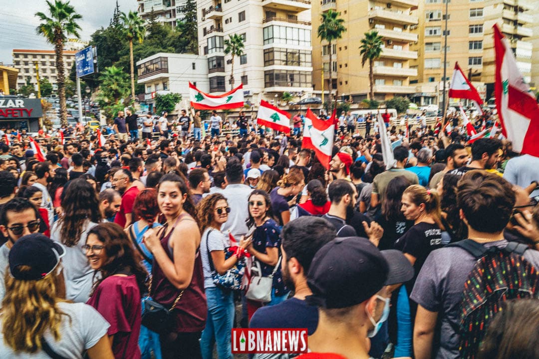 Liban: 3ème jour de manifestations avec des routes toujours fermées à la circulation, les manifestants de retour Place Riad el Solh 1989-2019 : 30 ANS DE SOLITUDE