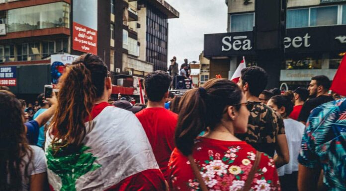 Liban/Manifestations: Le point à 20h, Hariri consulte, des heurts à Tyr et les routes qui sont à nouveau fermées