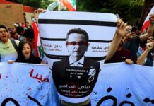 Crédit photo le journal libanais Al Akhbar : « A Bas Riad le voleur. A bas le règne du Dollar ». Banderole des manifestants libanais Jeudi 24 octobre 2019 houspillant Riad Salameh, gouverneur de la Banque du Liban. «Riad, le voleur». A bas le règne de la Banque centrale libanaise et le Liban renaitra