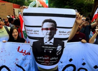 Riad Salamé et la plongée du Liban dans le chaos : fact-checking Crédit photo le journal libanais Al Akhbar : « A Bas Riad le voleur. A bas le règne du Dollar ». Banderole des manifestants libanais Jeudi 24 octobre 2019 houspillant Riad Salameh, gouverneur de la Banque du Liban. «Riad, le voleur». A bas le règne de la Banque centrale libanaise et le Liban renaitra