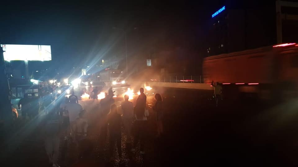 Routes bloquées en réaction au discours de Aoun : Ring, Jiyé, Nehmé, Nahr el Kaleb, Saida, Tripoli, Zahlé, Qab Elias, Abdé, Minié,