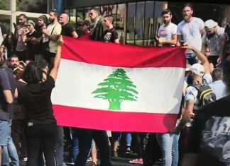 Liban: Des manifestants, toutes confessions et catégories d’âges confondues dans la rue