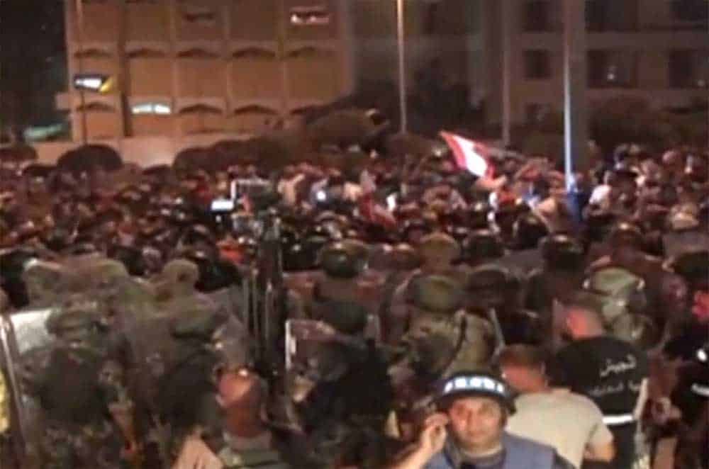 Importants heurts au Centre-Ville de Beyrouth et à Baabda à l’issue du discours du Premier Ministre Importants heurts au Centre-Ville de Beyrouth et à Baabda à l'issue du discours du Premier Ministre