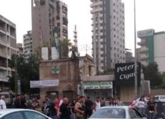 Des hommes en armes à Sin el Fil dans la banlieue de Beyrouth