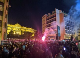 Liban et la révolution WhatsApp : Les manifestations se poursuivent, les routes principales sont bloquées Liban et la révolution WhatsApp : Les manifestations se poursuivent, les routes principales sont bloquées