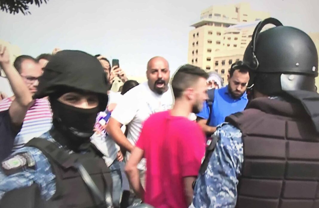 Face à Face tendu entre Manifestants et Forces anti-émeute à Beyrouth