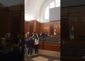Des manifestants envahissent le parlement libanais Des manifestants envahissent le parlement libanais