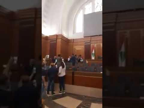 Des manifestants envahissent le parlement libanais