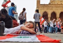 Liban jeune fille drapeau révolution