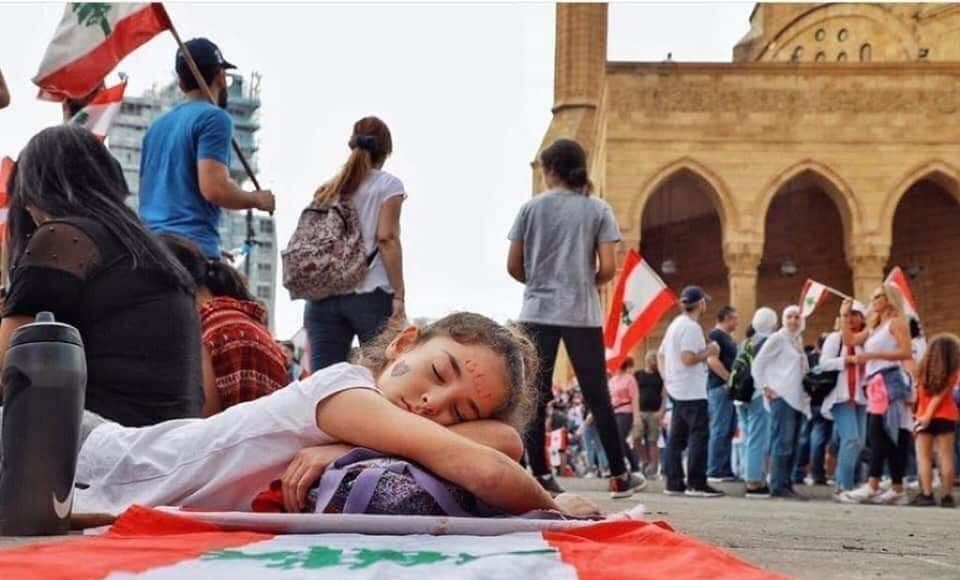 Liban jeune fille drapeau révolution