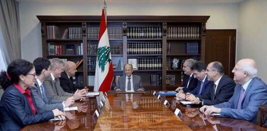Le directeur régional de la Banque Mondiale Saroj Kumar et sa délégation avec le Président de la République, le Général Michel Aoun. Crédit Photo: Dalati & Nohra