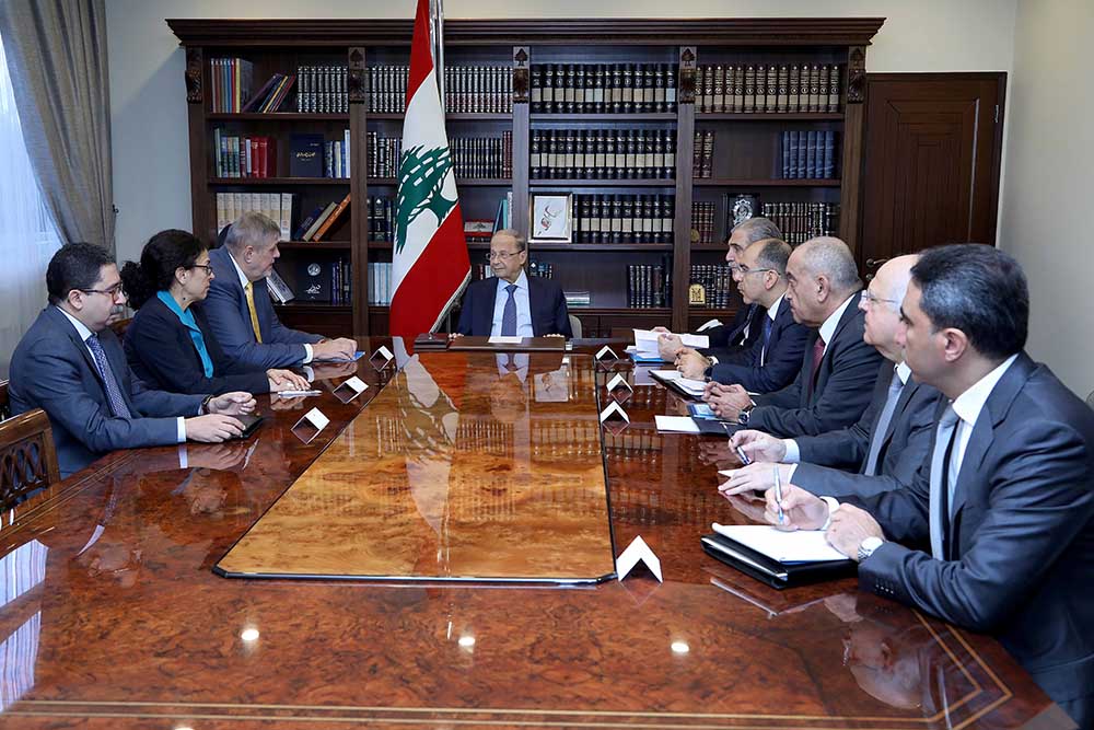 Les partis politiques appelés par l’ONU à mieux contrôler leurs partisans Le coordinateur spécial de l'ONU pour le Liban, avec le Président de la République, le Général Michel Aoun, le 19 novembre 2019. Crédit Photo: Dalati & Nohra