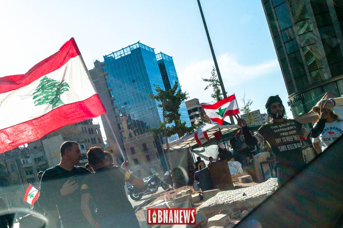 Liban/Jour 20: Réouverture de plusieurs routes, manifestations devant les banques et certaines entreprises pour exiger leurs fermetures