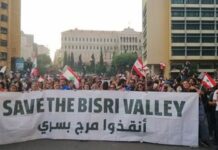 Les manifestants devant la Vallée de Bisri (Liban) Vallée de Bisri Chouf Liban
