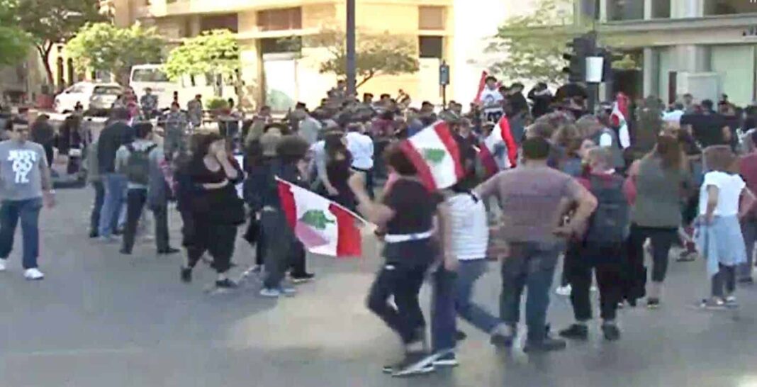 Bagarres au centre-ville alors que les manifestants forment une chaine humaine contre le projet d&rsquo;amnistie