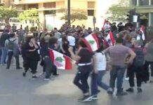 Bagarres au centre-ville alors que les manifestants forment une chaine humaine contre le projet d’amnistie Bagarres au centre-ville alors que les manifestants forment une chaine humaine contre le projet d'amnistie