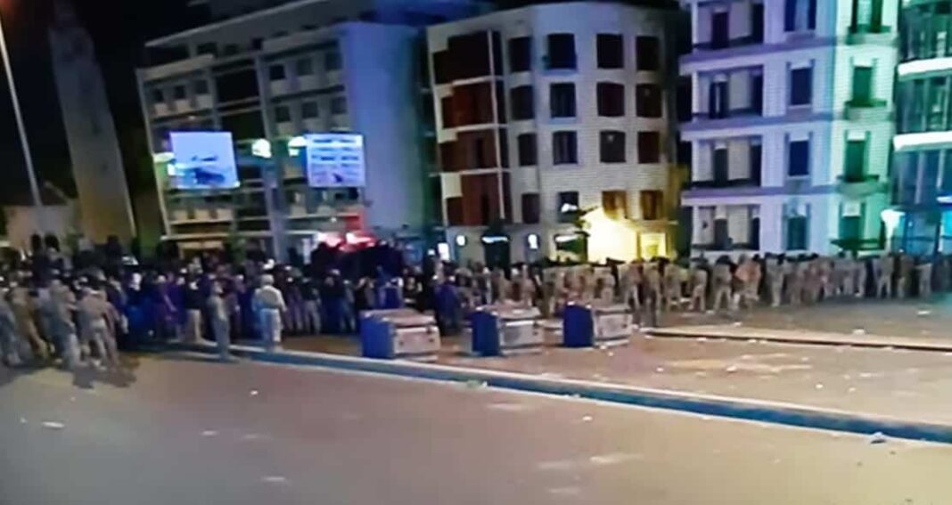La tension se poursuit sur le ring alors que les tentes sont détruites sur la place des Martyrs