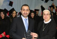 Une religieuse, directrice d'un collège à Abra, menace ses étudiants (Liban)