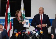Nada Boustani remet un permis officiel pour le forage du premier puits d'exploration pétrolier