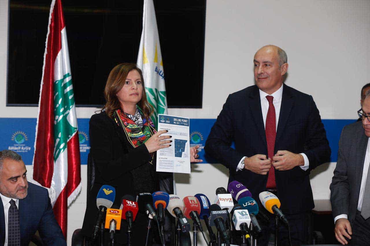 Nada Boustani remet un permis officiel pour le forage du premier puits d’exploration pétrolier