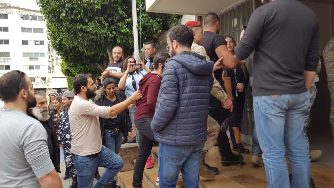 Situation tendue à Jounieh avec la coupure du trafic routier au niveau de l'autoroute