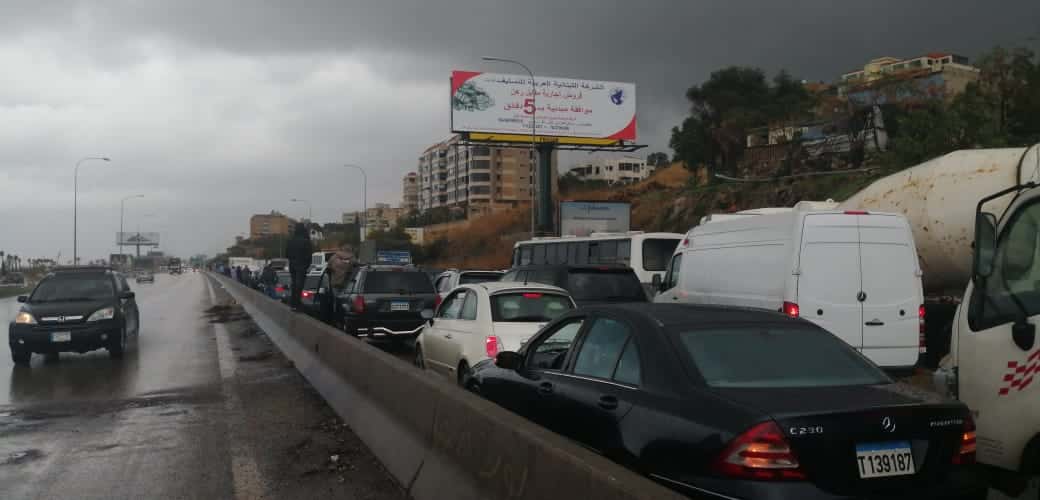 La route de Khaldeh fermée pour dénoncer les mises en examen du tribunal militaire