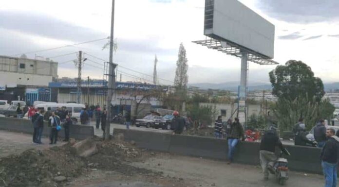 la principale route internationale Minya - Al-Abda, porte d'entrée de la région du Akkar, coupée à la circulation. Crédit Photo: NNA