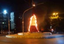 Le sapin de Noël de Tripoli incendié