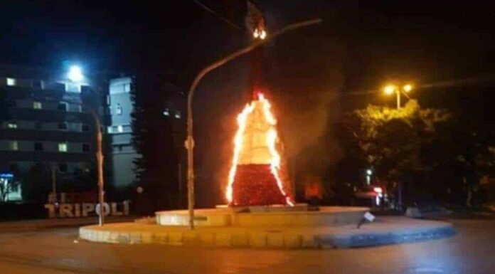 Le sapin de Noël de Tripoli incendié