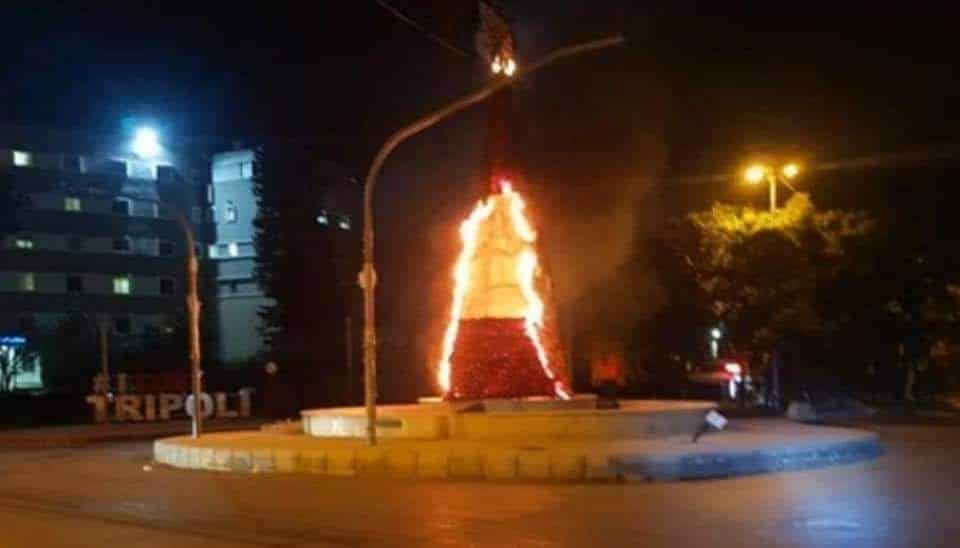 Le sapin de Noël de Tripoli incendié