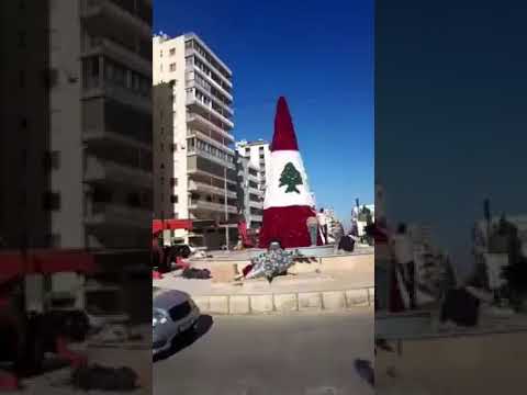 Liban/Tripoli: Le sapin de Noël détruit par les flammes remis à neuf Liban/Tripoli: Le sapin de Noël détruit par les flammes remis à neuf