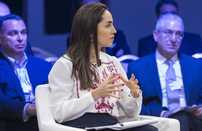Conversation femmes MO Mary Nazzal-Batayneh, avocate et entrepreneure sociale libanaise, invitée du Forum économique mondial sur la région MENA organisé en Jordanie en avril 2019. World Economic Forum / Flickr, CC BY-SA