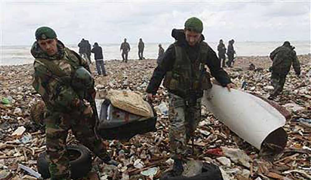 Des militaires libanais ramassant des débris de l'avion d'Ethiopian Airlines dans les jours qui ont suivi le crash en 2010.