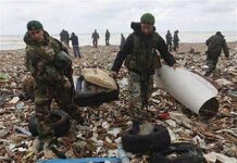 Des militaires libanais ramassant des débris de l'avion d'Ethiopian Airlines dans les jours qui ont suivi le crash en 2010.