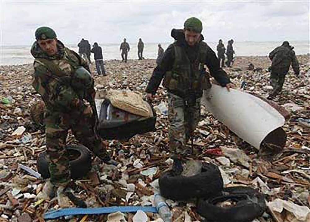 Liban/Histoire: le crash vol 409 Ethiopian Airlines au départ de l’aéroport international de Beyrouth à destination de l’Ethiopie Des militaires libanais ramassant des débris de l'avion d'Ethiopian Airlines dans les jours qui ont suivi le crash en 2010.