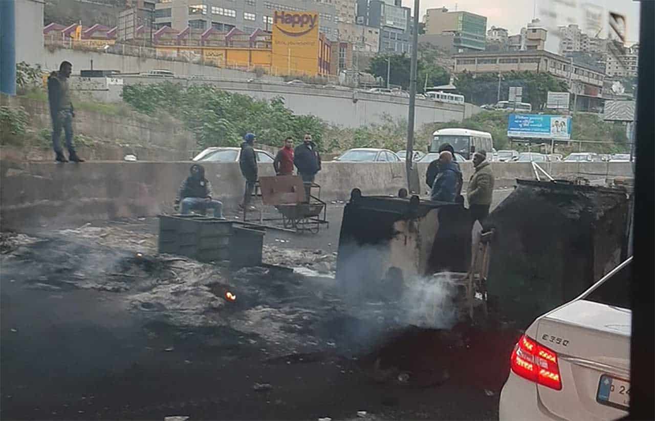 Liban: de nombreuses routes toujours fermées à la circulation Liban: de nombreuses routes toujours fermées à la circulation
