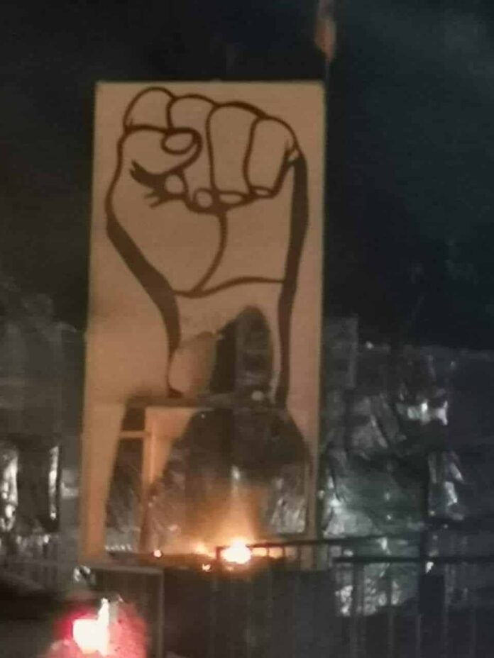 Le poing de la révolution de Nabatiyeh incendié durant la nuit
